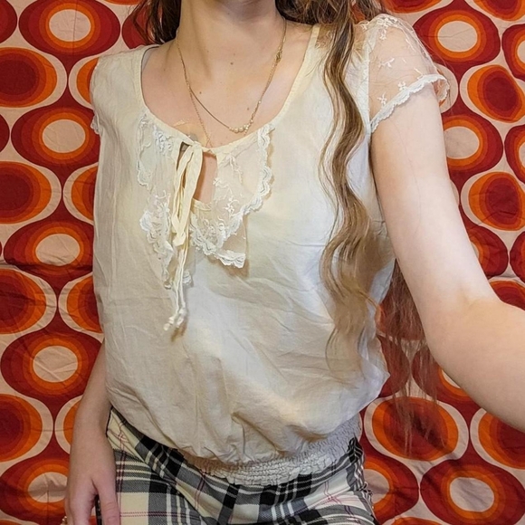 OFF WHITE LACE DETAILED CAP SHORT SLEEVE Y2k BLOUSE - Picture 4 of 4